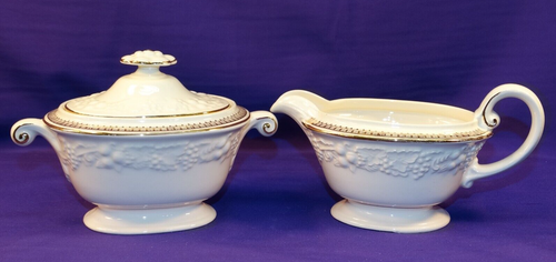 HOMER LAUGHLIN EIERSCHALENMOTIV SAHNEKÄNNCHEN & ZUCKERDOSE CREMEWEISS MIT OBST GOLD K40N5 - Bild 1 von 10