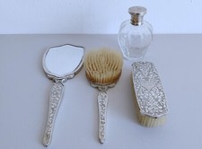Nécessaire de toilette en argent   face a main  flacon brosses