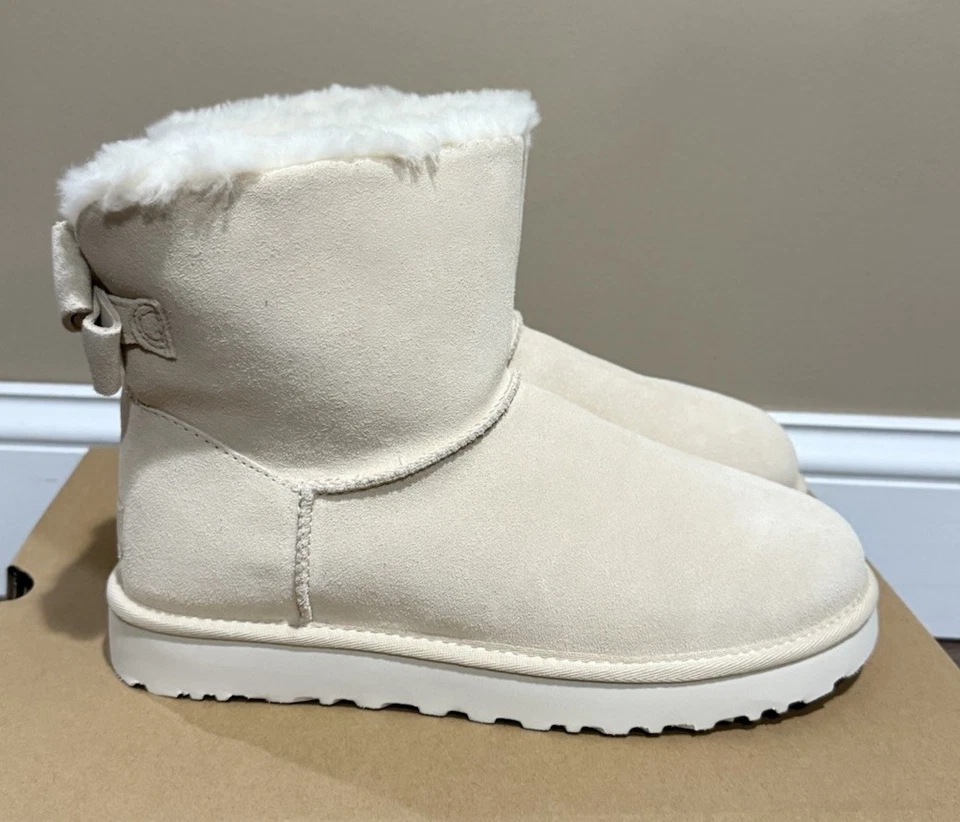 NUEVO EN CAJA Bota con lazo de gamuza Mini Bailey UGG para mujer CRM crema marfil Foto 3 de 4