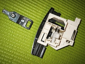 ORIGINAL Miele Türschloss Verriegelung Verschluss Geschirrspüler T.Nr. 05917743