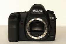Canon 5D Mark II Kameragehäuse, 10.560 Auslösungen, Zubehörpaket