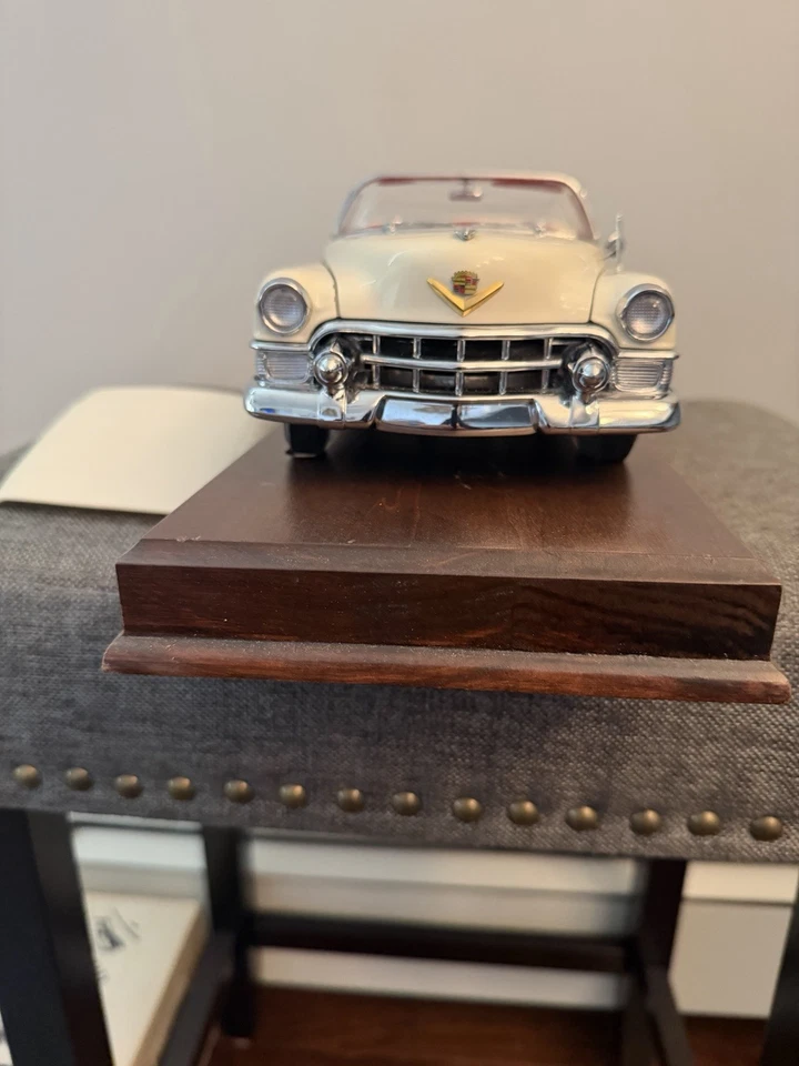 Cadillac Eldorado 1953 blanco escala 1/16 Danbury como nuevo con base de madera en muy buena condición Foto 2 de 4