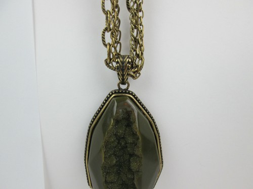 Beautiful Green Geode Shaped Pendent Necklace and Earring Set Gold Tone Necklace - Picture 11 of 11