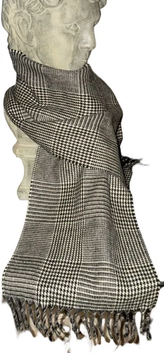 Christian Dior Cashluxe Foulard à franges pied de poule noir et ivoire, 52”x 11,5”