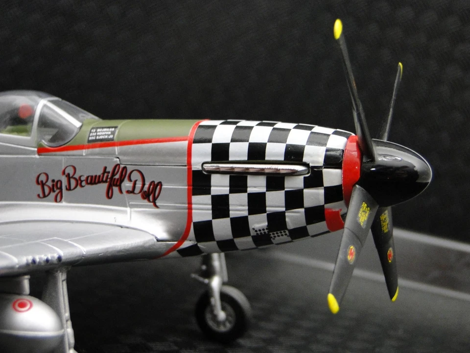 Modelo de avión de la Segunda Guerra Mundial avión 1 caza militar USAF carrusel negro 32 48 Foto 3 de 4