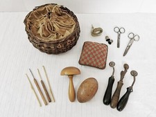 Antik 1900 Korb Nähset Holz-Stopf-Pilz Ei Kopierrad Fingerhut Maßband Häkelnadel