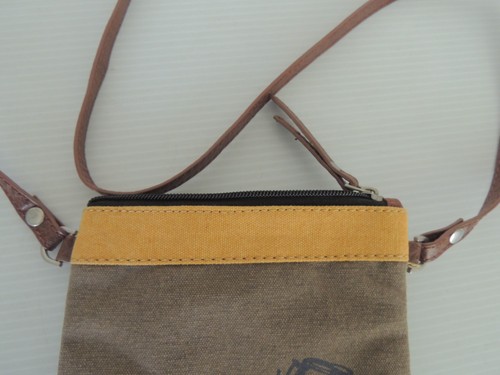 Mona B. Trust The Journey Upcycling und recycelte Canvas Beuteltasche/Schultertasche 8 x 6 Zoll - Bild 5 von 5