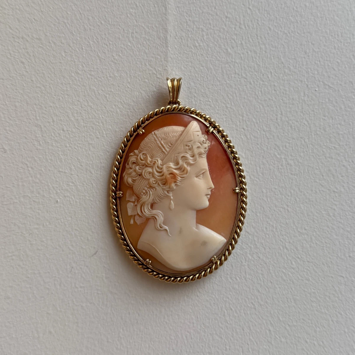 Coller rétro vntage, vsage de femme ornée de fleurs, danseuse