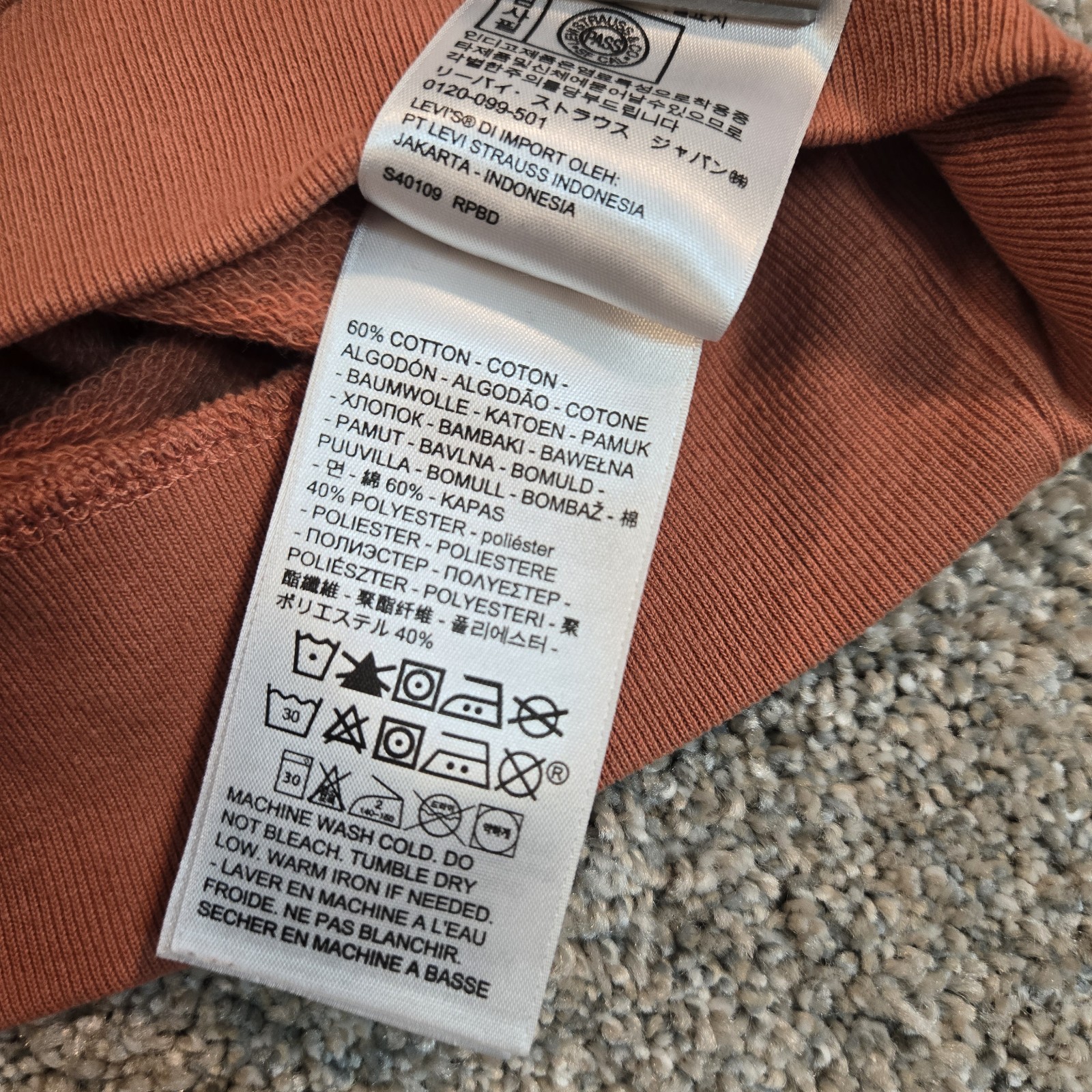 LEVI'S Womens Oversized Crop Graphic Sweatshirt Size Small Burnt Orange image 8
