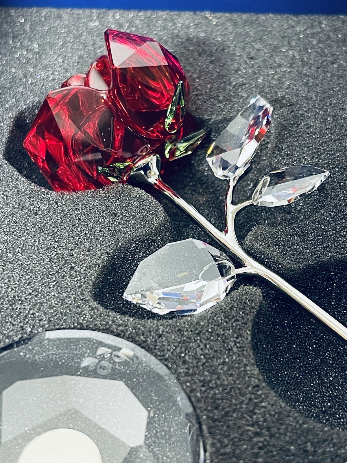 NIB Swarovski Flower Dreams Red Rose With Green Large Crystal Figurine