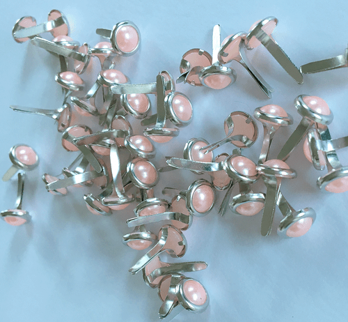 BREDS PER ARTIGIANATO E SCRAPBOOKING BRADS ROTONDI ROSA PALLIDO PERLE 8MM x 12MM CIRCA 50 - Foto 2 di 2