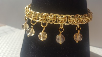 CITRIN UND HELM GEWEBTES KETTENHEMD ARMBAND IN GOLDFARBEN PLATTIERTEM KUPFER.