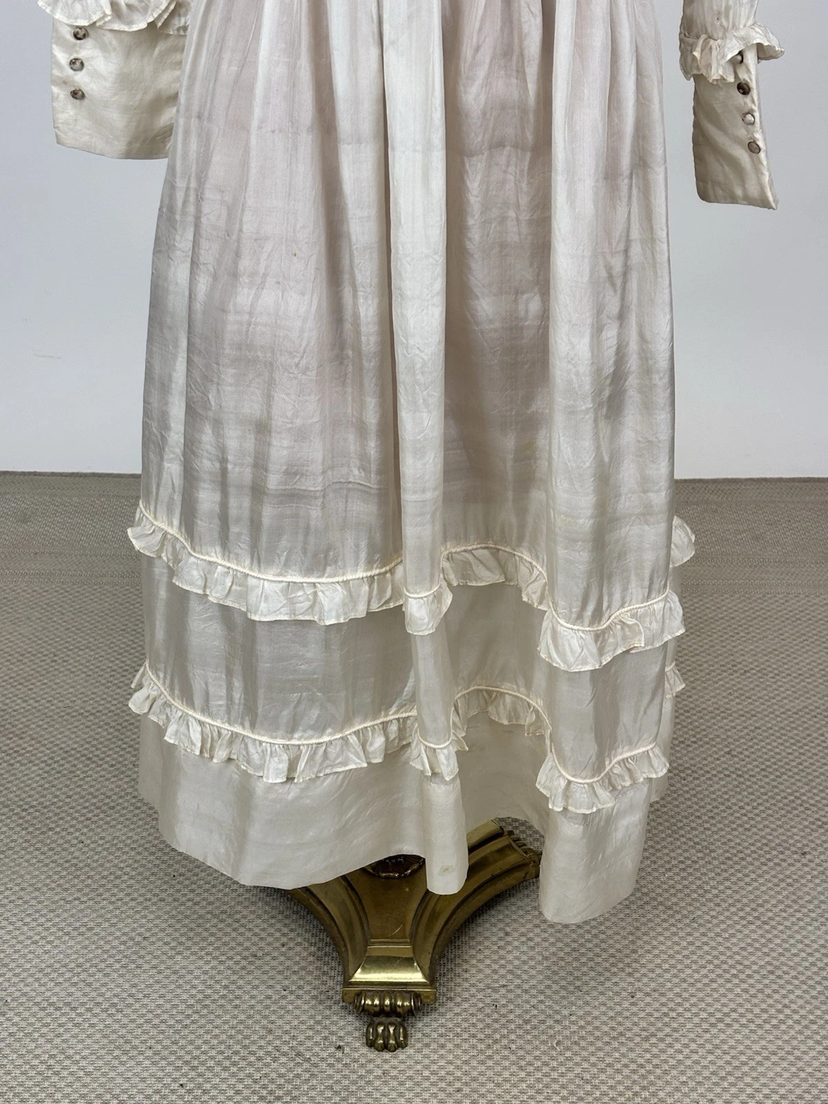 OFF WHITE Antico abito da giorno edoardiano anni '10 in seta bianco sporco orlo con volant manica lunga COSÌ COM'È