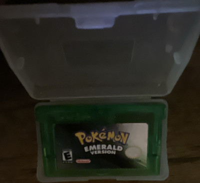 Pokemon emerald -Nintendo game boy advance 