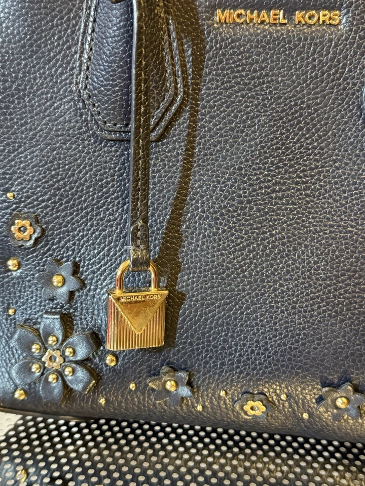 Michael Kors Mercer Floral Mediano Cuero Azul Marino Foto 2 de 4