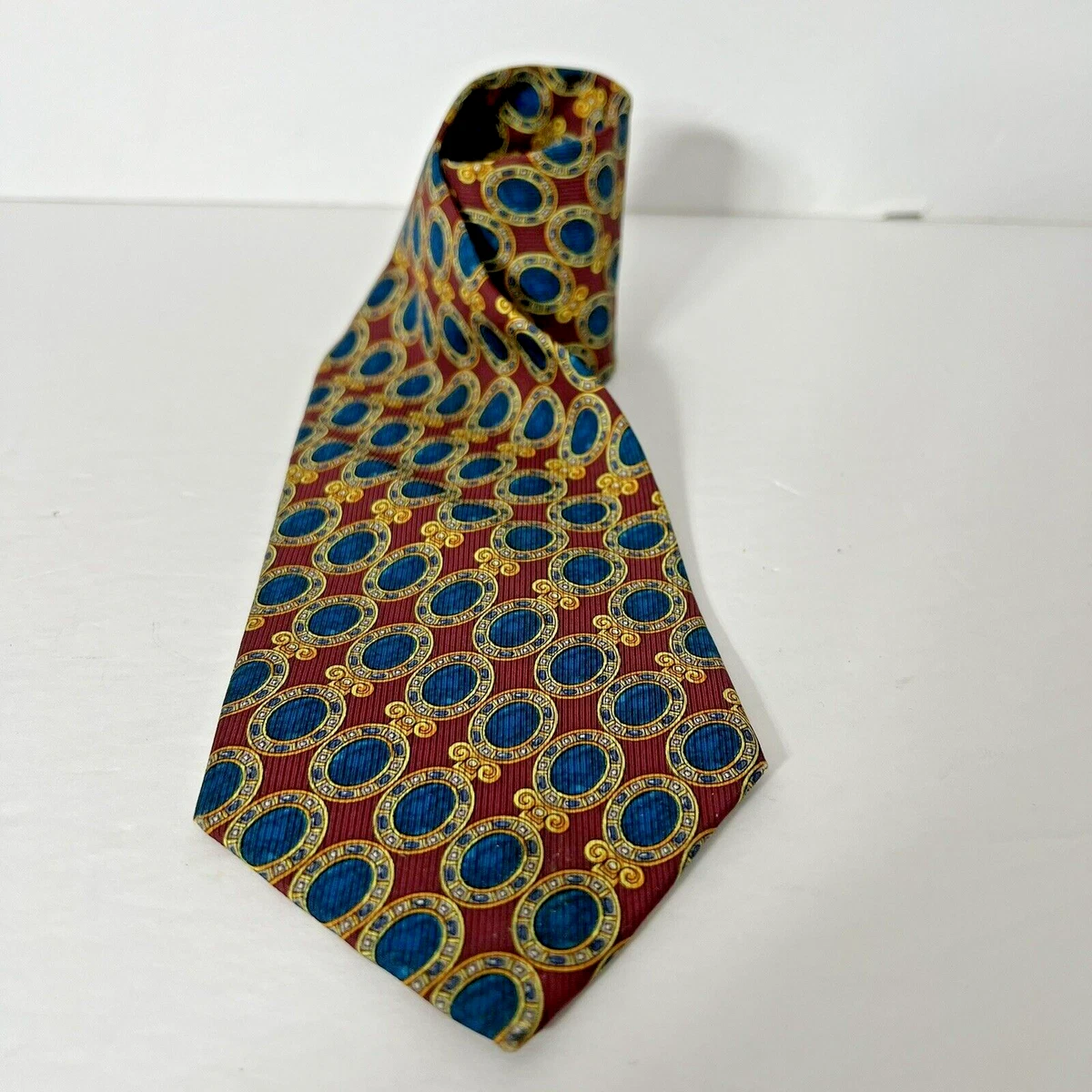 How to wear store a burberry tie