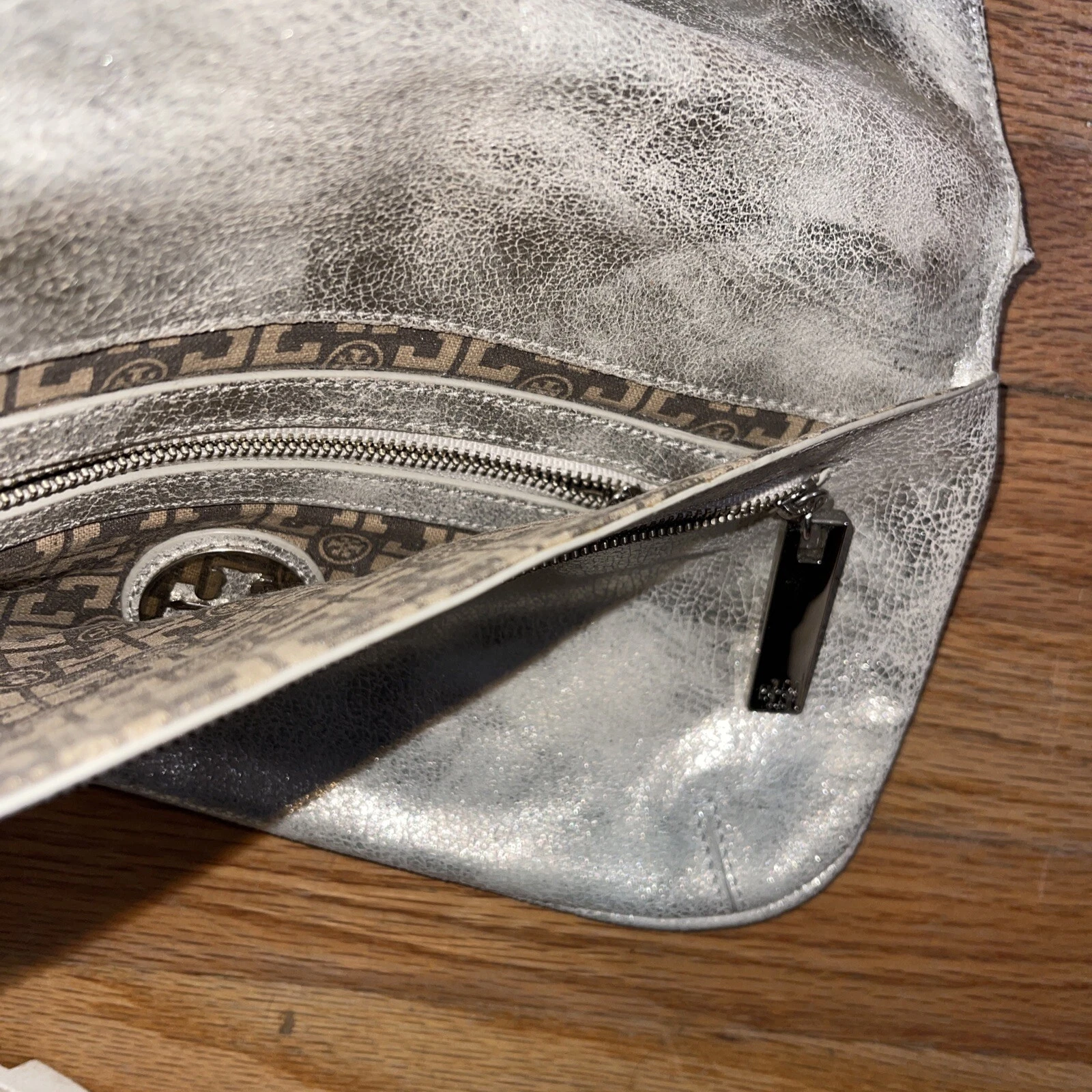 Borsa a tracolla iconica Tory Burch argento in pelle morbida