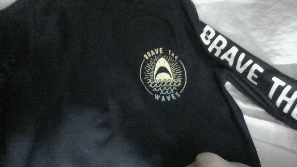 Blusa de banho Oshkosh tamanho 6 "BRAVE THE WAVE" Shark Long Slv *Falhas: Snags/Pilling - Imagem 4 de 4