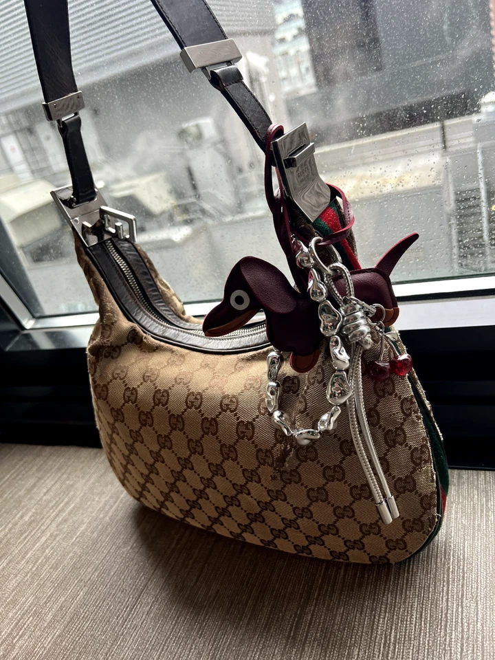 Bolso Gucci Vintage Hobo con charms - Tela con Monograma Gucci y Cuero - Imagen 4 de 4