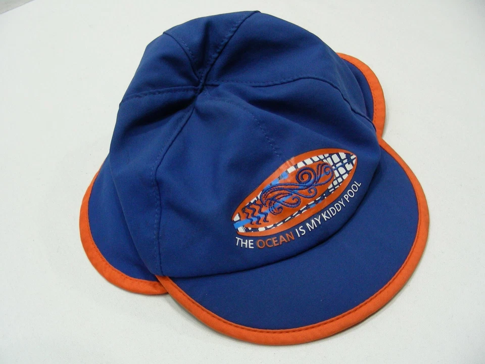 THE OCEAN IS MY KIDDIE POOL - REI - ¡Gorra para el sol talla 6-12M con solapa para el cuello! Foto 2 de 4