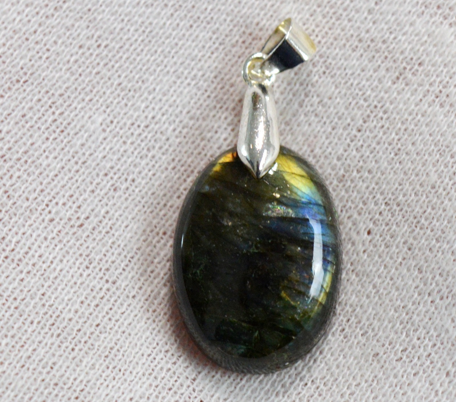 Pendentif labradorite 29 carats et cabochon en pierre naturelle de Madagascar FV96