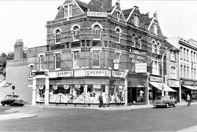 PUTNEY, SHERRY'S LADENFRONT