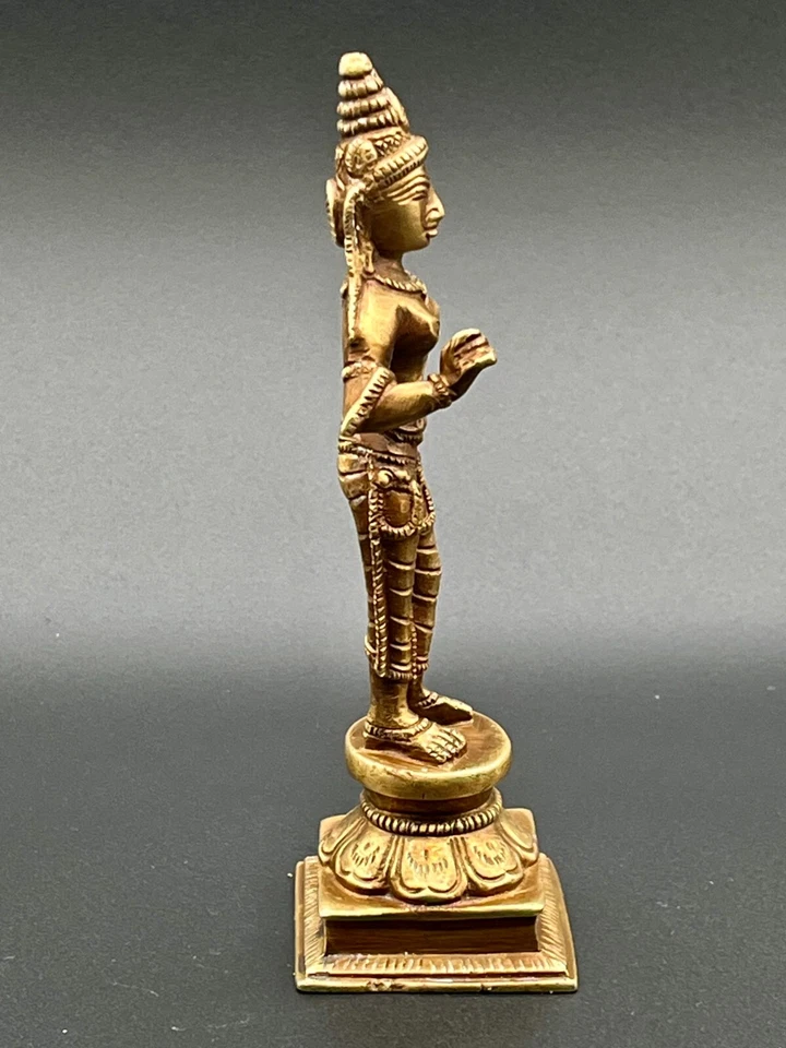 Hindu Goddess Parvati Statue on lotus base. Antique Hand Sculpted Bronze - Image 4 of 4