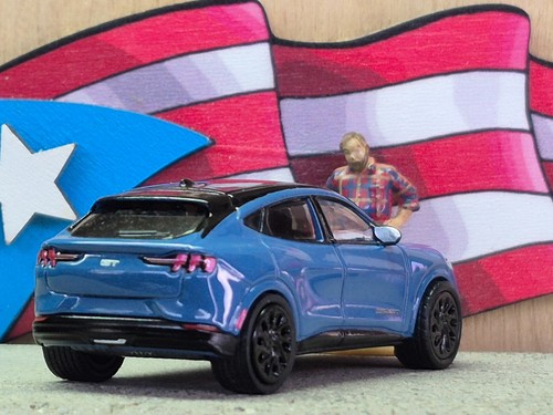 '24 GREENLIGHT 2023 FORD MUSTANG MACH-E GT LOOSE 1:64 SHOWROOM FLOOR SERIES 5 - Picture 6 of 9