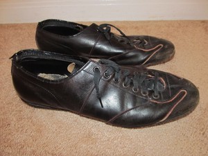 leather baseball shoes