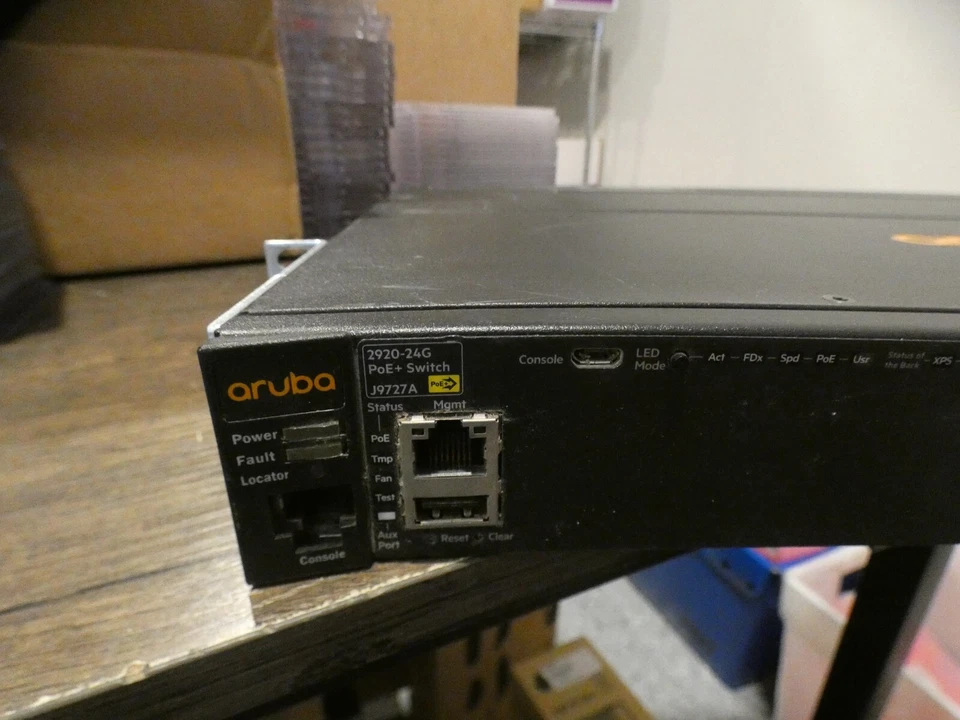 Switch administrado HP Aruba 2920-24G PoE+ 24 puertos Gigabit J9727A con fuente de alimentación y orejas Foto 2 de 4