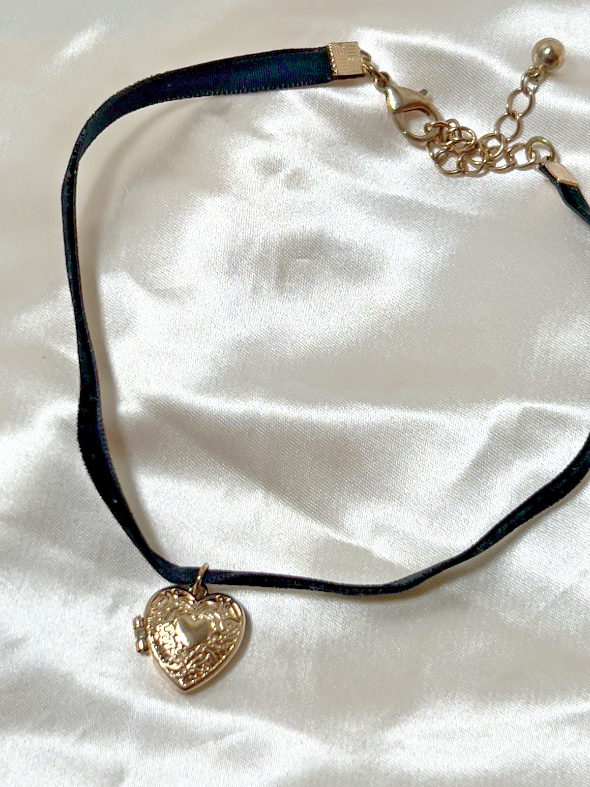 Black Velvet Choker Necklace with Gold Tone Heart Locket Pendant – Adjustable