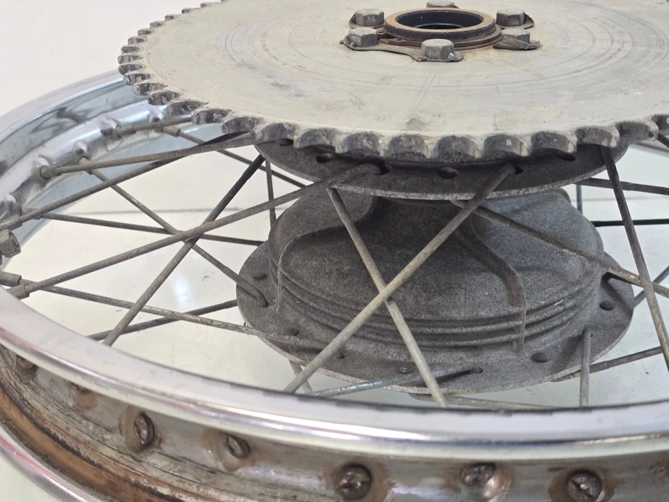 71 Yamaha RT1 DT1 250 360 rueda trasera buje radios piñón Takasago 1,85 x 18" Foto 3 de 4