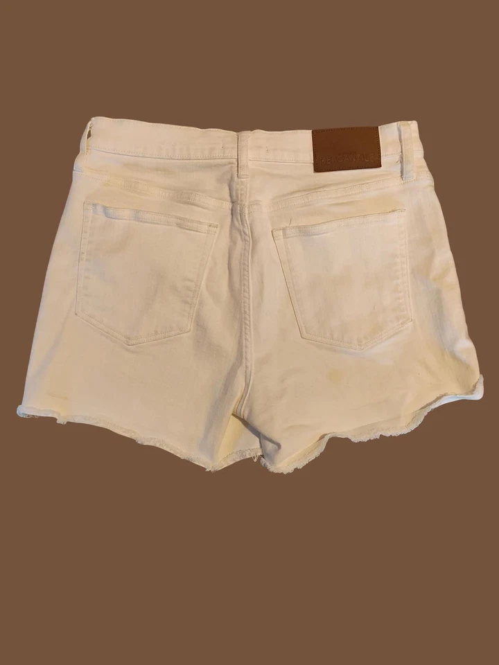 Shorts jeans branco J Crew Mercantile com bainha crua - Imagem 3 de 4