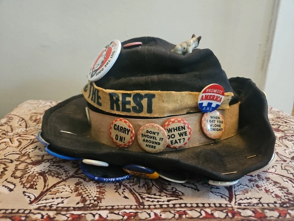 De colección Arte Popular Prendedor Botón Sombrero Años 50-80 Humor Político Elvis Donora Jubileo  Foto 3 de 4