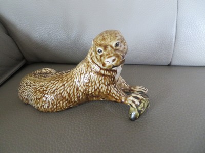Figurine Ancienne En Céramique Vernissée : Loutre Couchée Avec Un Poisson, Pièce Signée