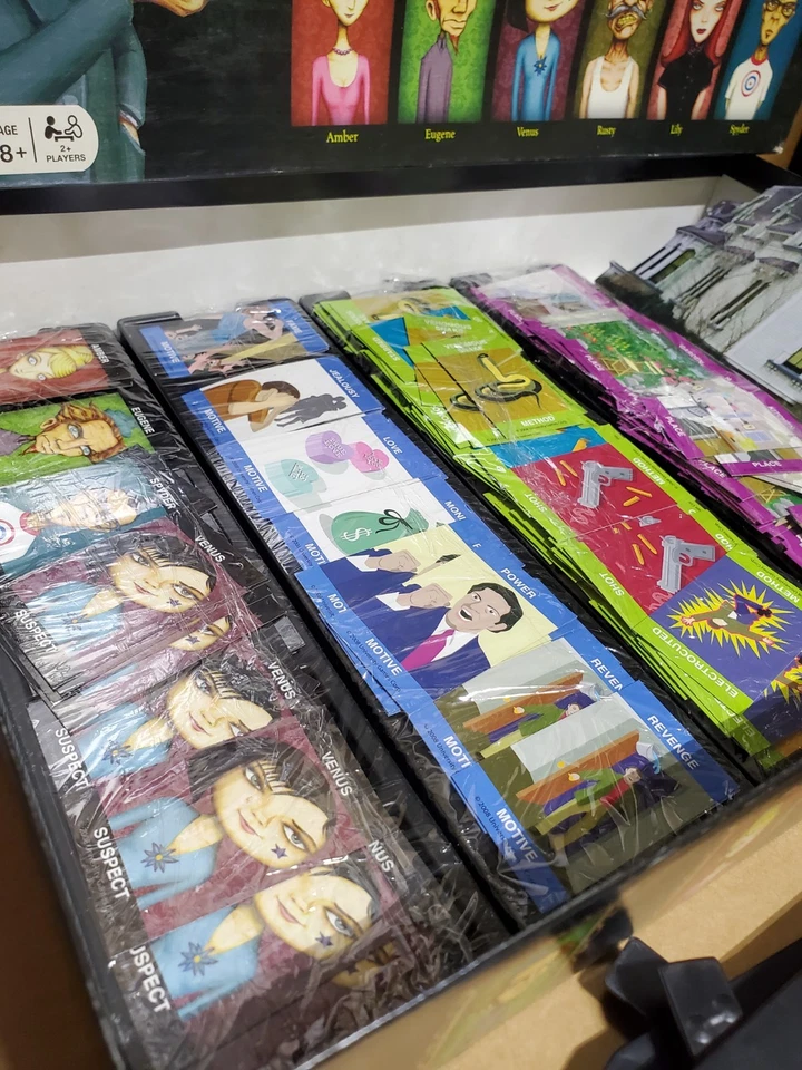 Murder Mystery Mansion: The Classic Whodunnit Game University (peças seladas) - Imagem 4 de 4