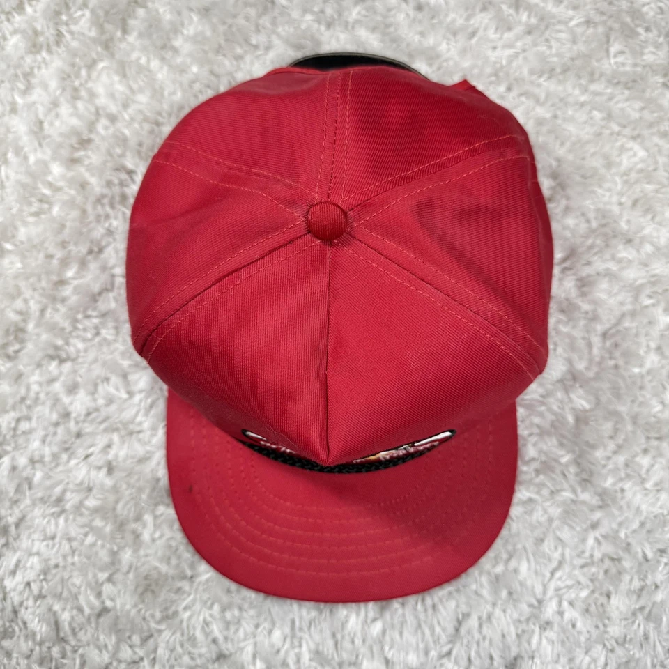 De colección Rojo Adair Co Gorra Correa Trasera Salvaje Bien Control Para Hombres Años 80 Diamante EE. UU. Foto 3 de 4