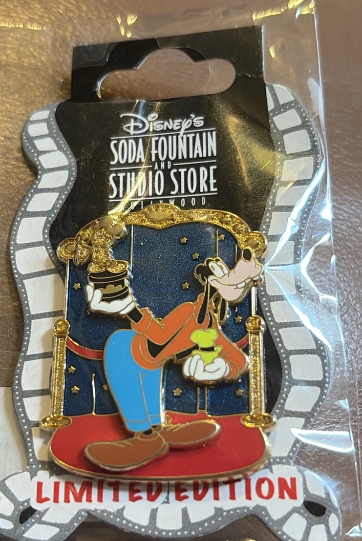 Disney DSF Goofy At the Awards Ceremony Mousecar Bowing Accepting LE Pin