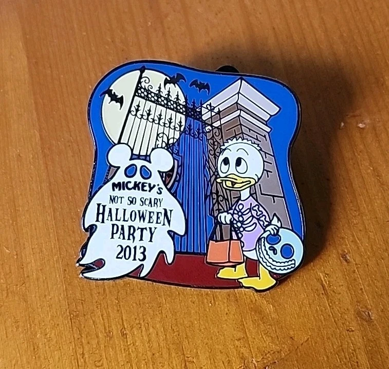 Disney WDW MNSSHP 2013 Characters In Costumes Mystery Dewey Barrel Pin