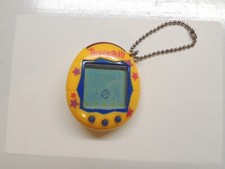 Tamagotchi - Jaune Etoiles Rouge - Bandai 2004 Tamagotchi