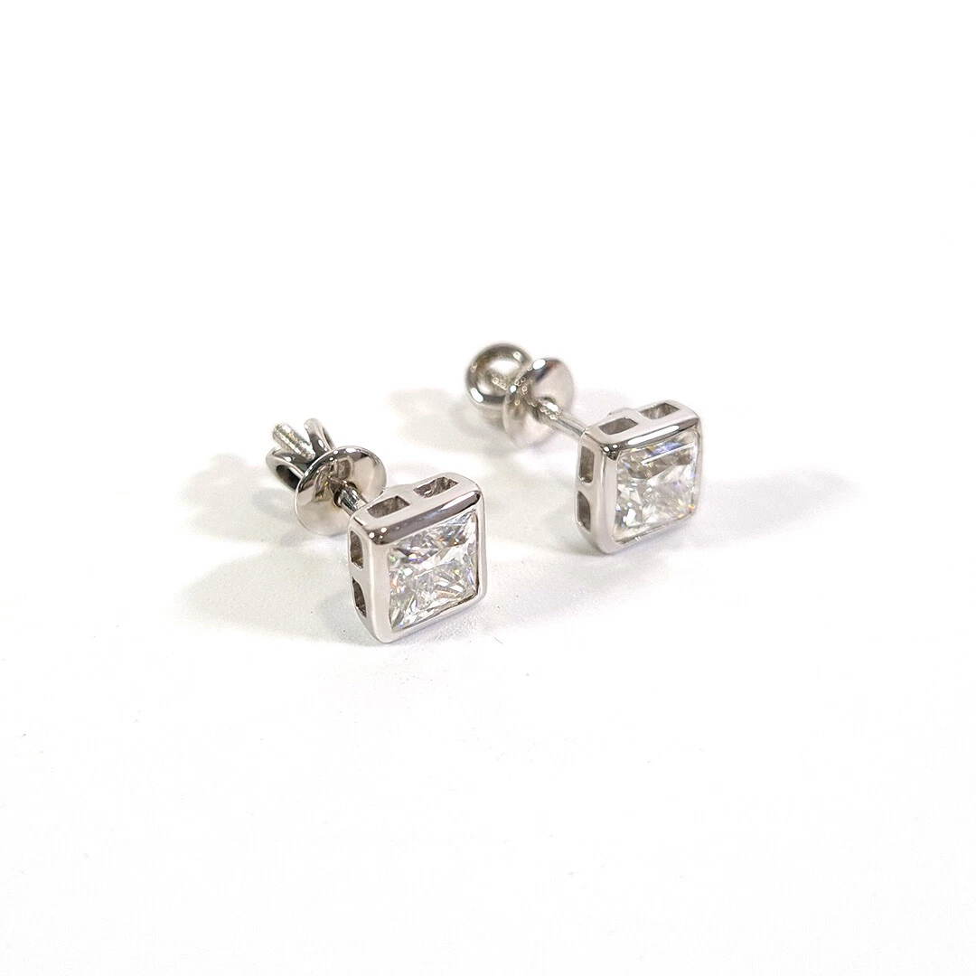 L'offerta degli orecchini in argento di Alex Perry con cristalli Swarovski Aurora Boreale