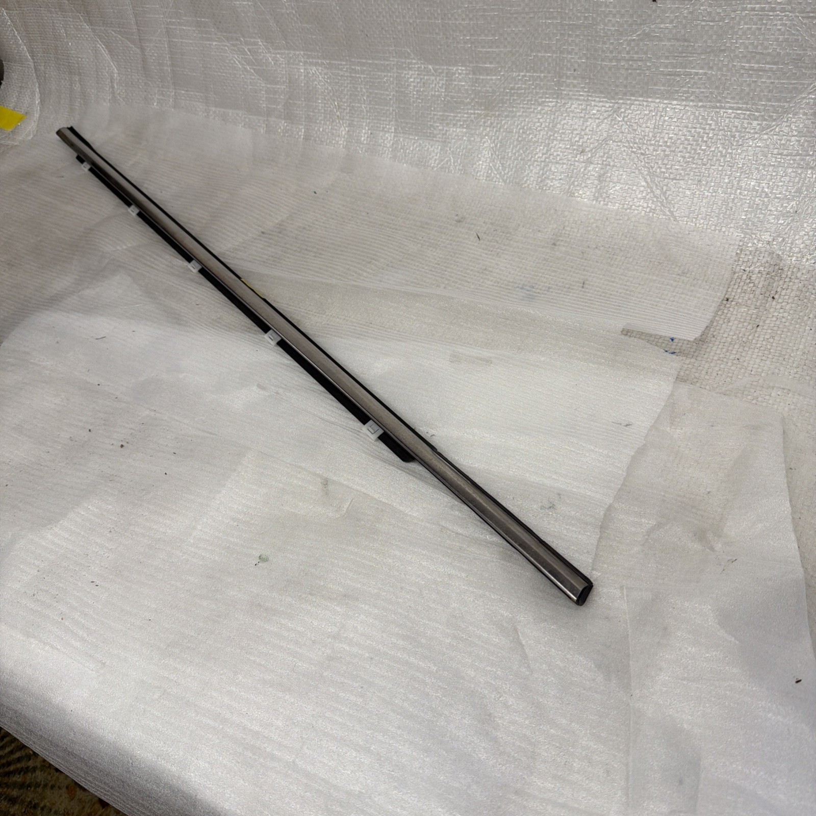 2017-2022 HYUNDAI IONIQ  FRONT PASSENGER SIDE DOOR WINDOW BELT MOLDING OEM