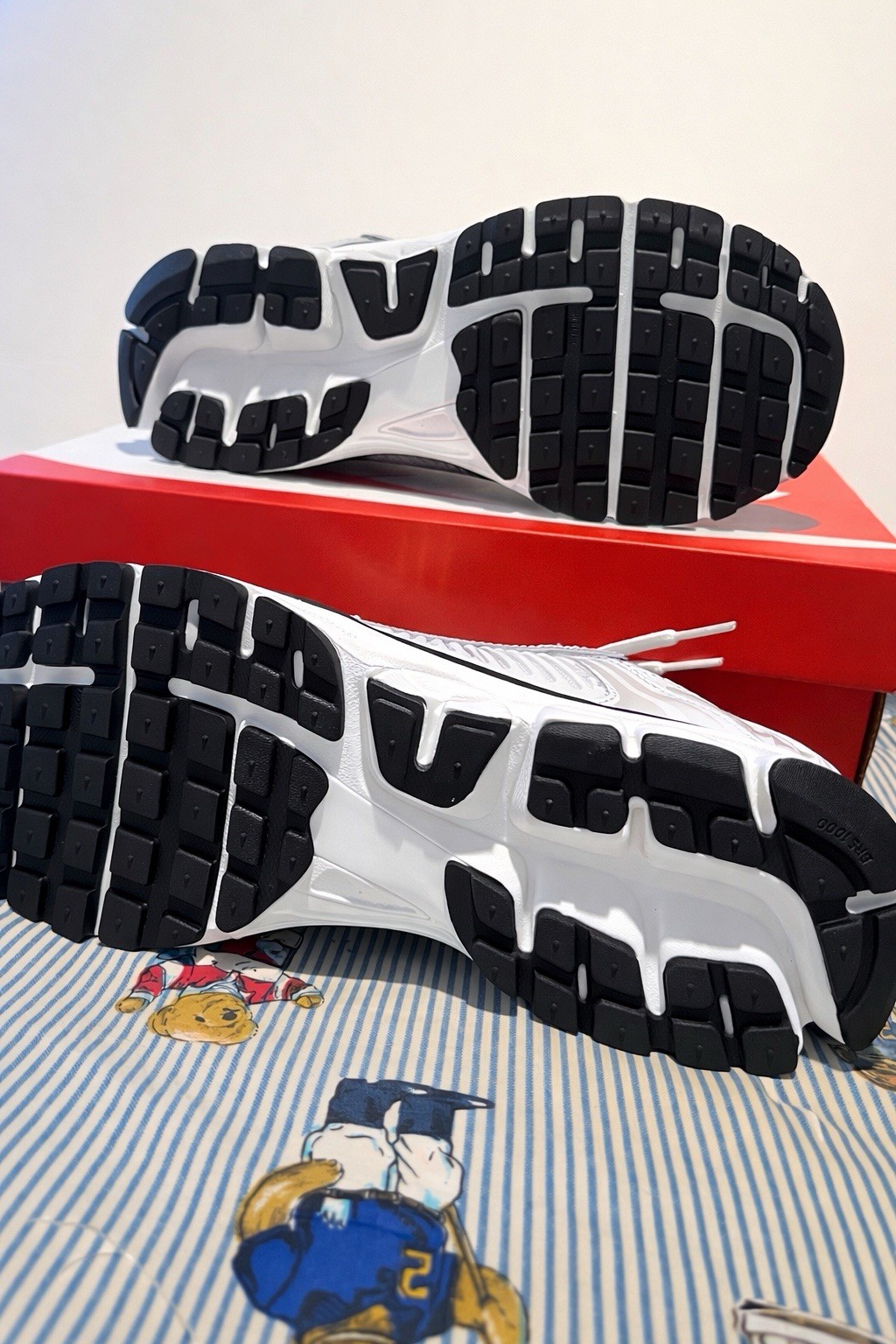 Nike Zoom Vomero 5 Chrome Men’s Size 9 thumbnail 4