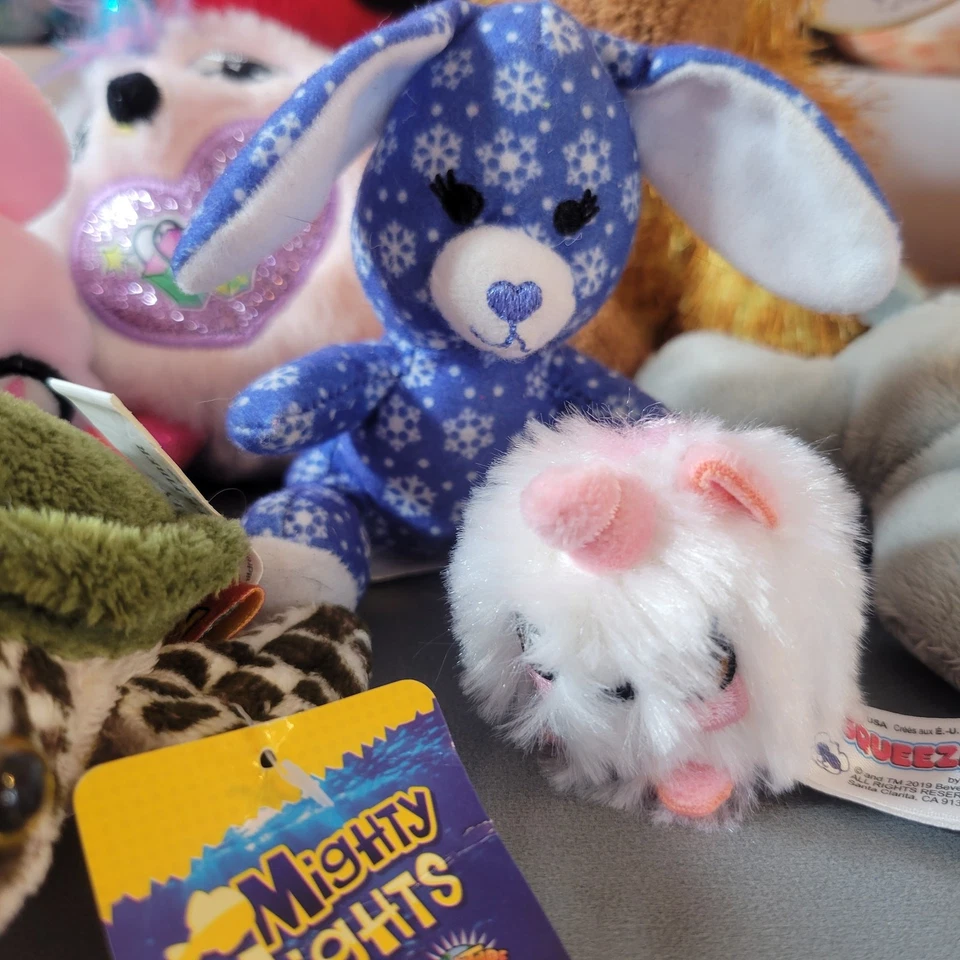 Lote de 26 juguetes de peluche mixtos Beanie Babies, TY, Hello Kitty, preescolar, guardería  Foto 2 de 4