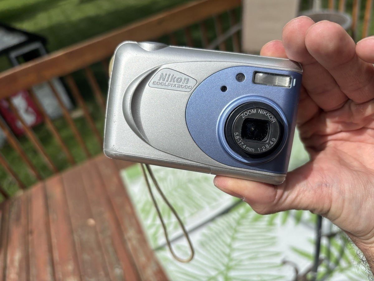 NIKON Coolpix 2000 2.0MP Zoom 3X Compact Digital Camera - Silver