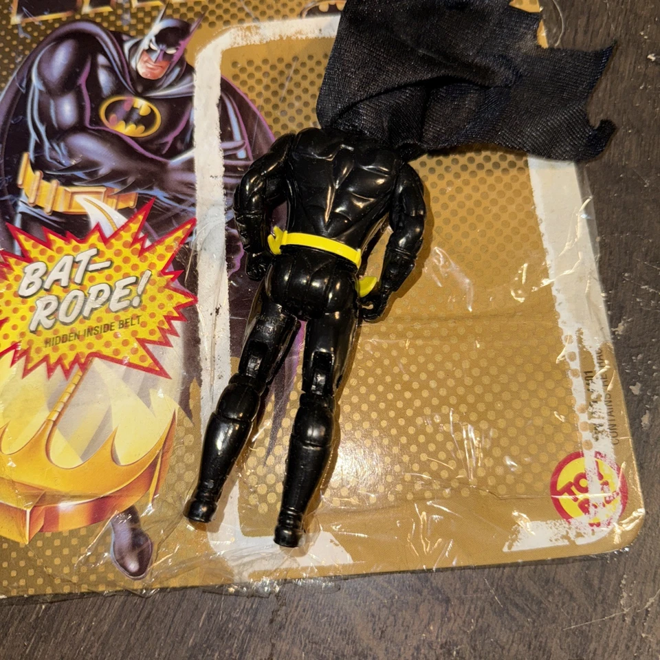Figura de acción de Batman Toy Biz 1989 vintage de 5" con cinturón de cuerda de murciélago en funcionamiento con tarjeta Foto 3 de 4
