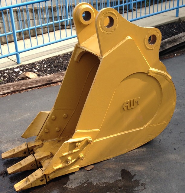 New 24" Heavy Duty Excavator Bucket for a Caterpillar 320 w/ Coupler