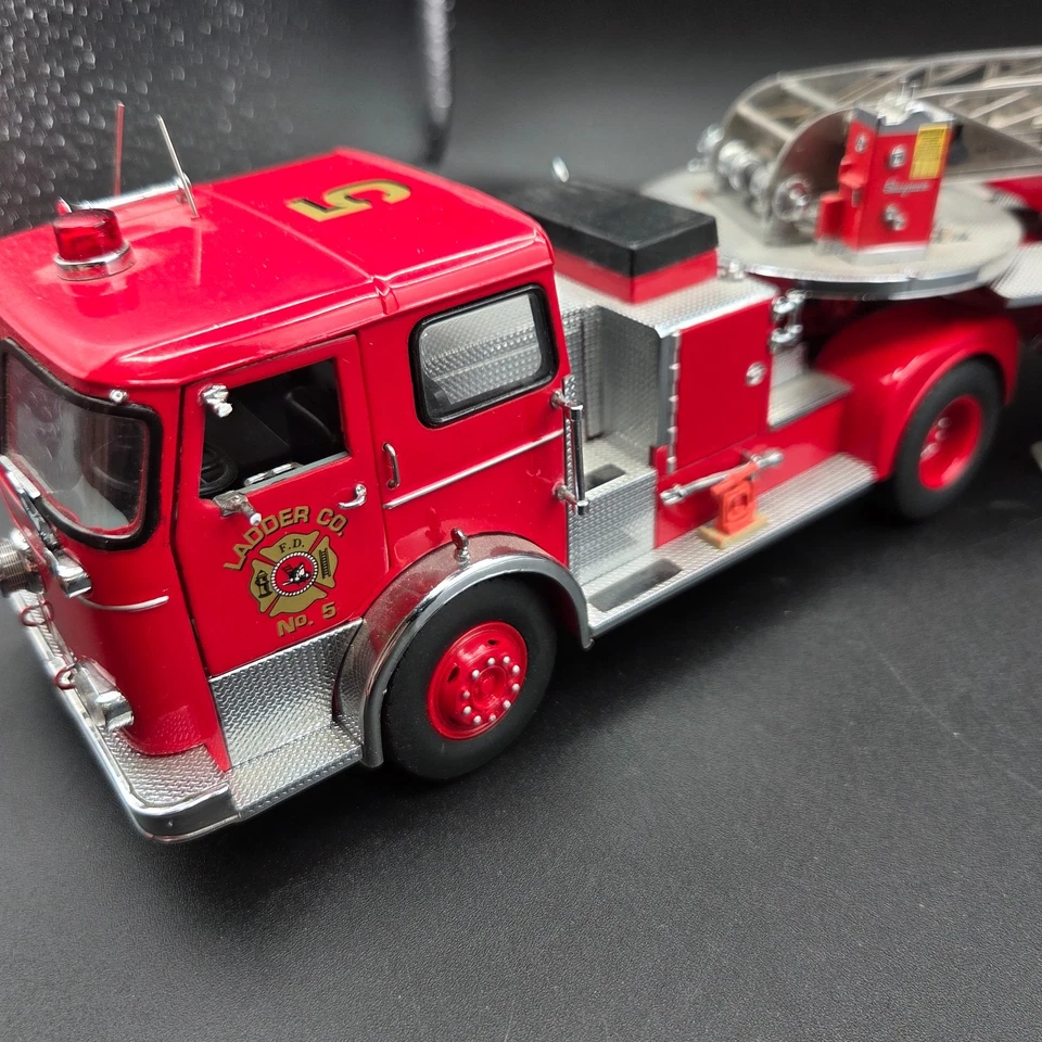 Franklin Mint 1965 Seagrave Aerial Ladder Fire Truck 1/32 Scale **READ** - Image 2 of 4