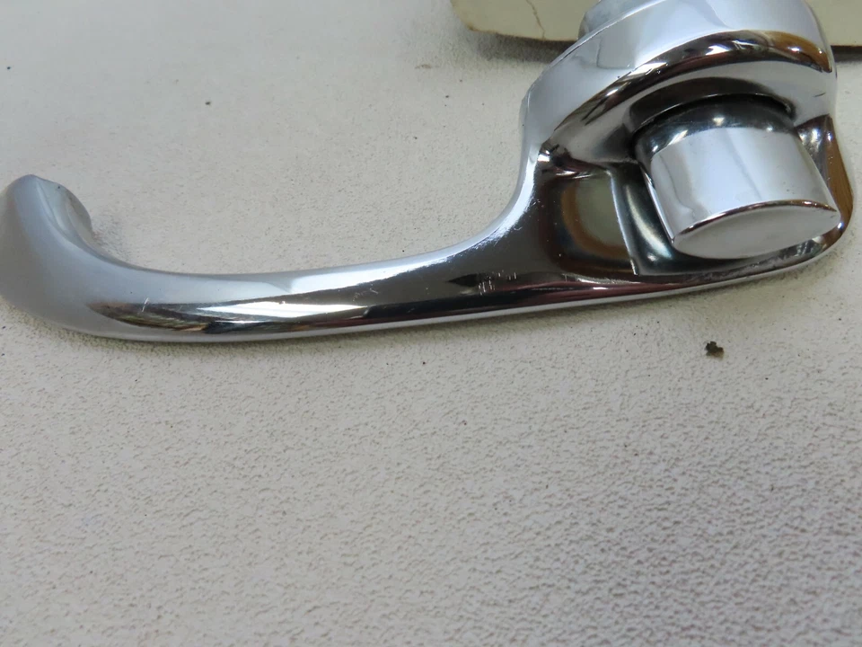 Nuevo de Lote Antiguo 1969-1975 International Harvester Travelall Manija de Puerta de Granero Trasera Oscilante Foto 4 de 4