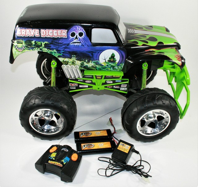 2003 TYCO GRAVE DIGGER MONSTER TRUCK 16 Remote Control, 2 Batteries